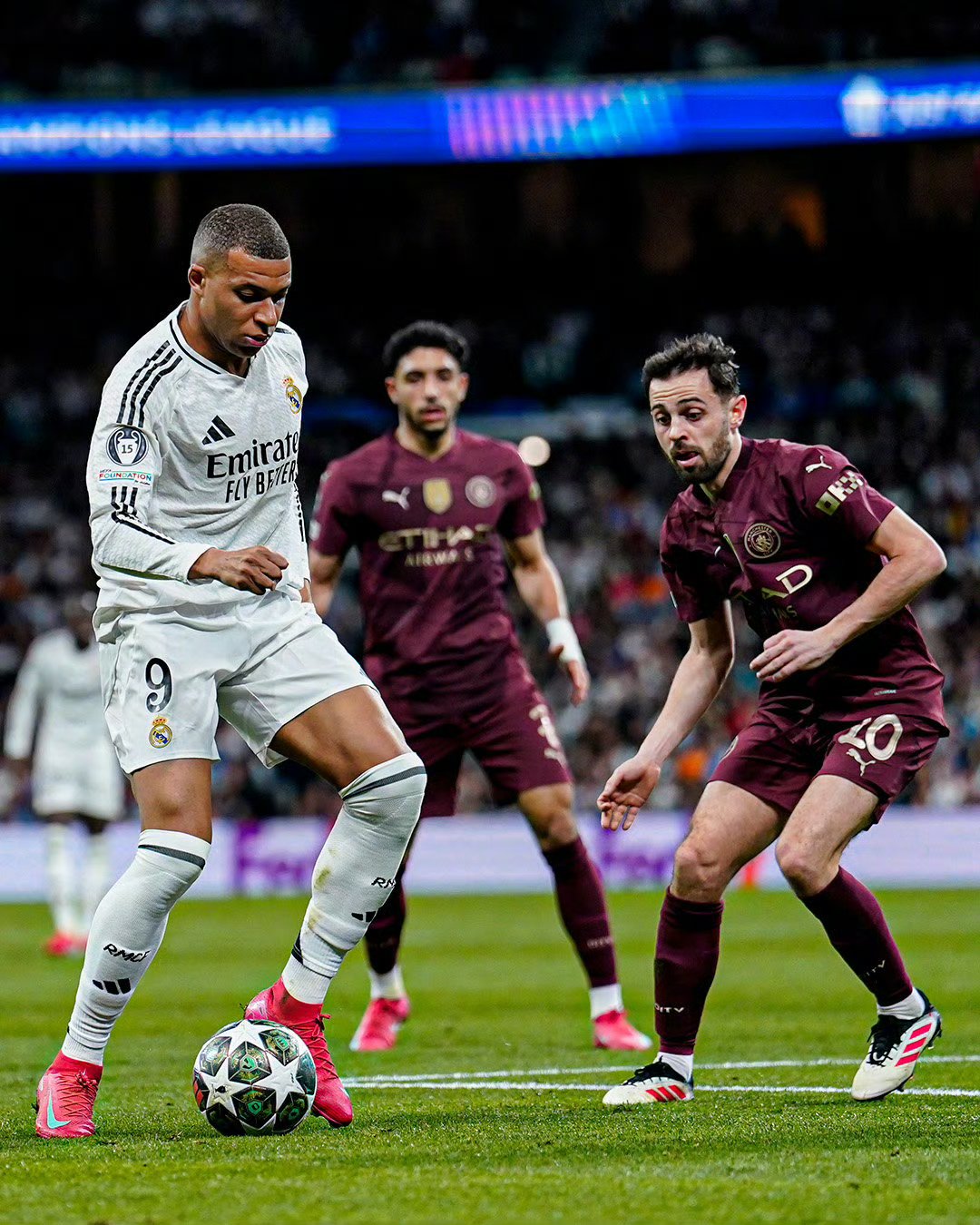 开云体育中国-曼城鏖战巴萨，科曼惊艳世界