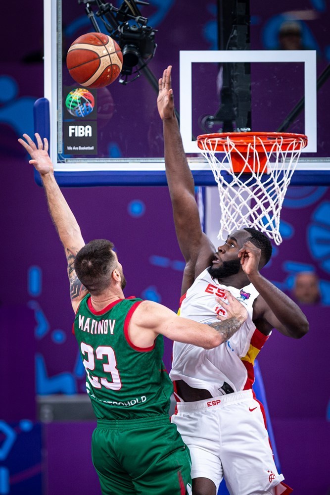 包含墨西哥男篮鏖战尼克斯，卡鲁索送出助攻的词条